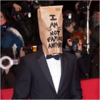 Шая Лебьоф се появи с торба на главата на премиера
